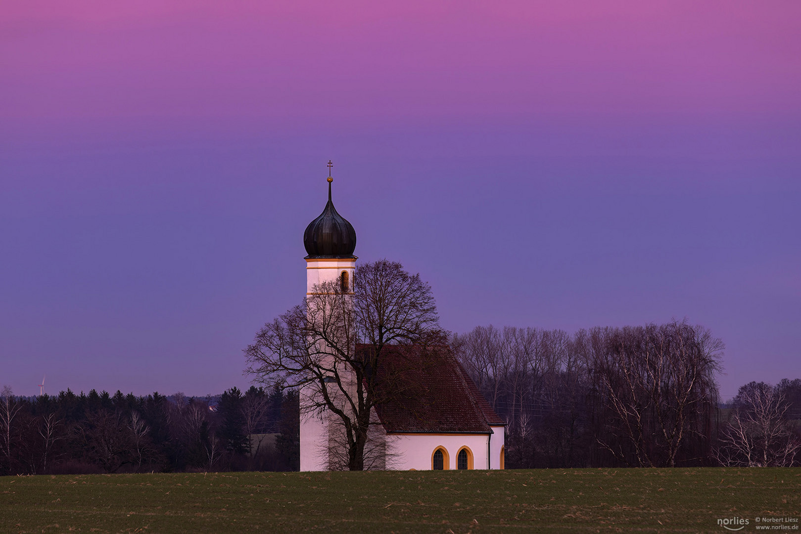 Rosa Himmel über der Kapelle