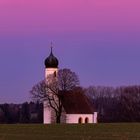 Rosa Himmel über der Kapelle