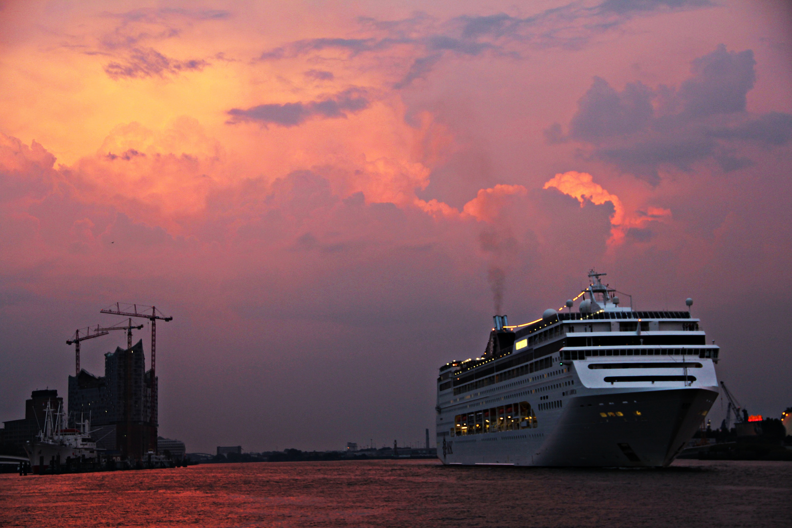 Rosa Himmel über Hamburg