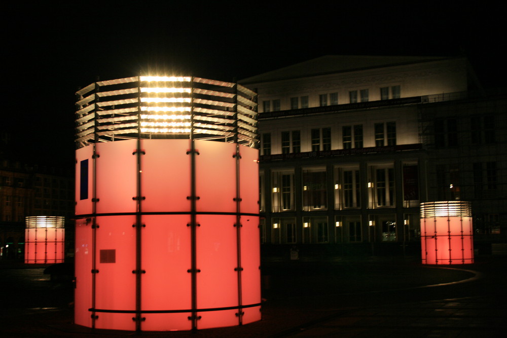 rosa leuchtet den Weg zum Parkhaus