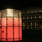 rosa leuchtet den Weg zum Parkhaus