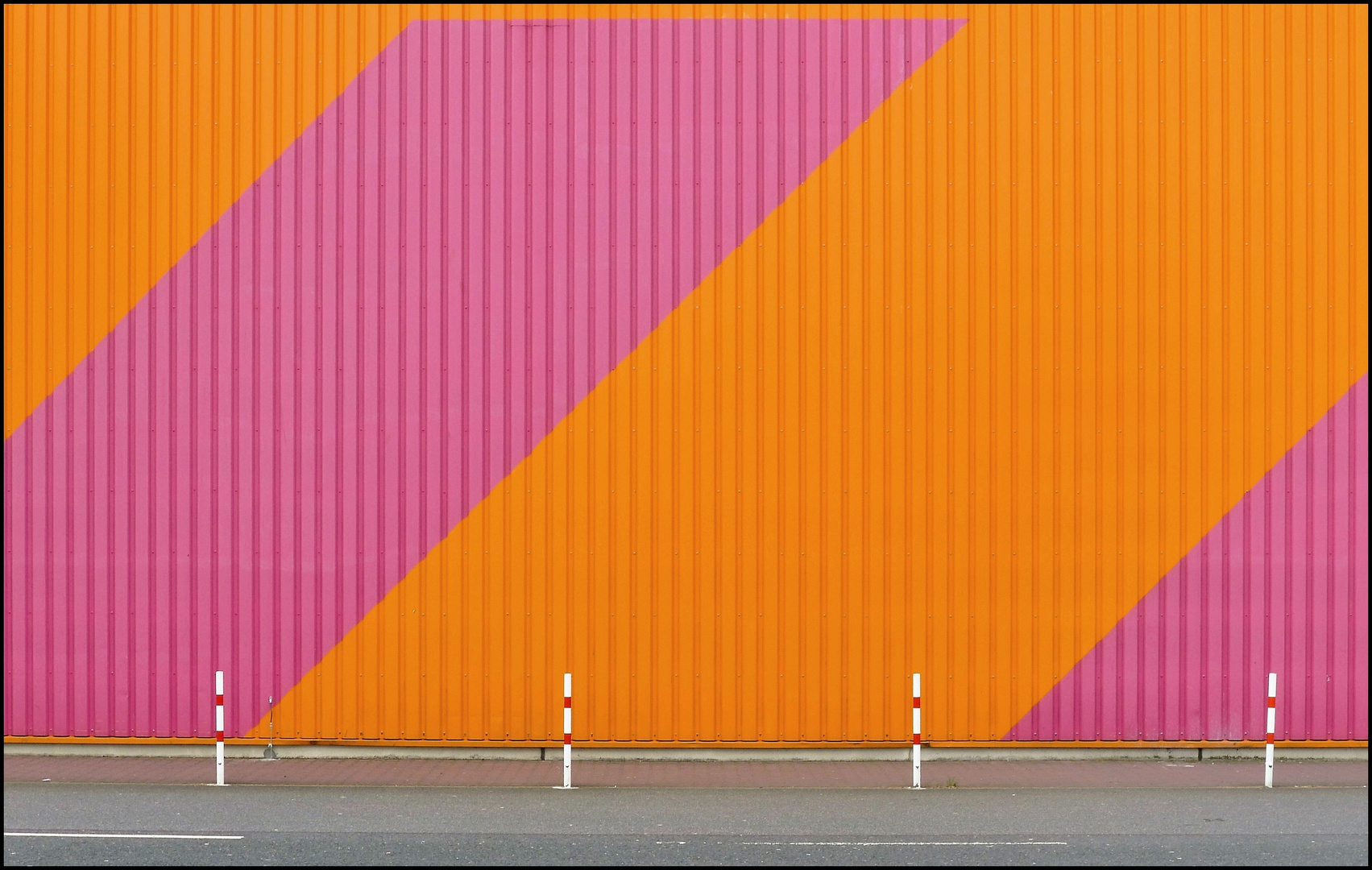 rosa orange mit Pollern und Strasse