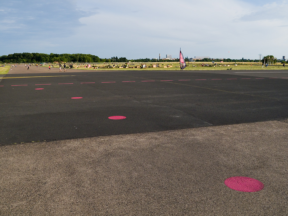 Rosa Punkte 1 (Ex-Flughafen Tempelhof)