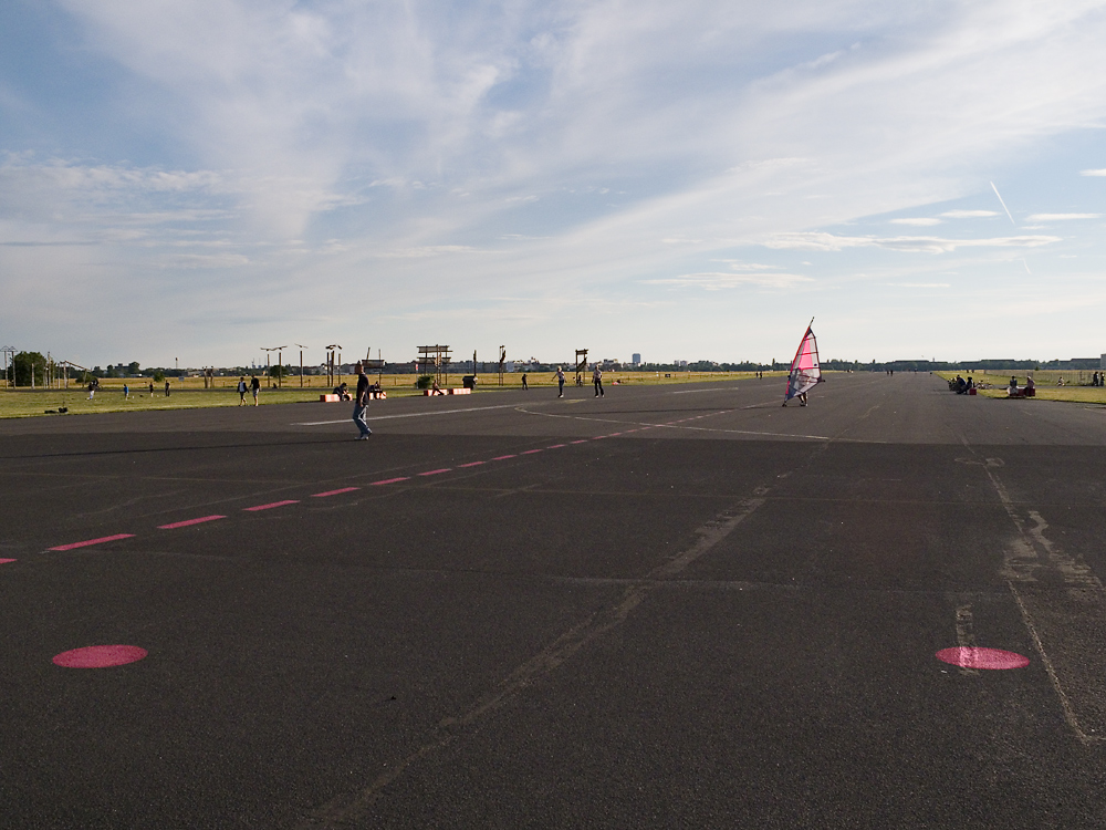 Rosa Punkte 2 (Ex-Flughafen Tempelhof)