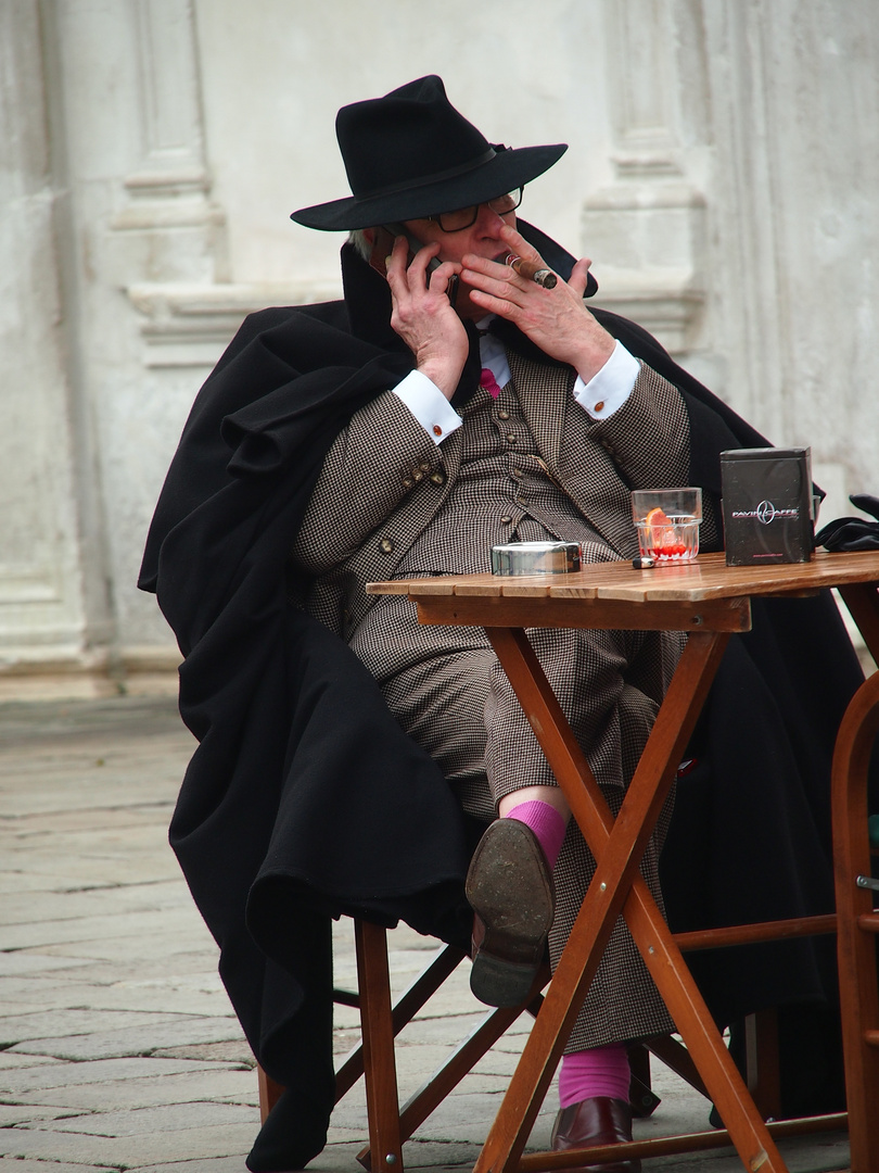 Rosa Socken mit Zigarre und Handy