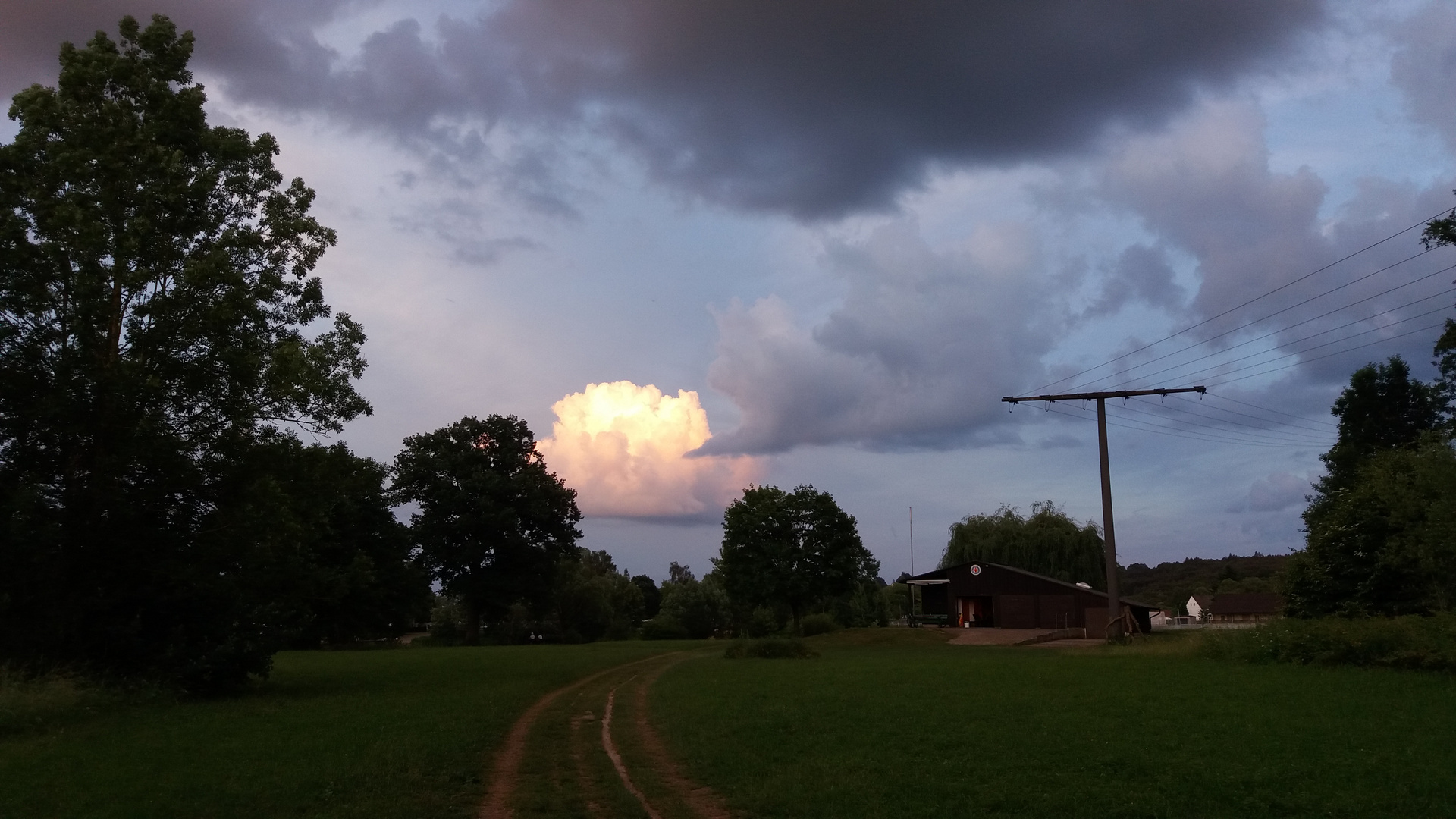 rosa Wattebausch am Himmel