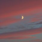 rosa wolken, blauer himmel, weiß/gelber mond.