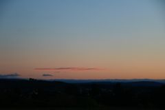 rosa Wolken im Herbst