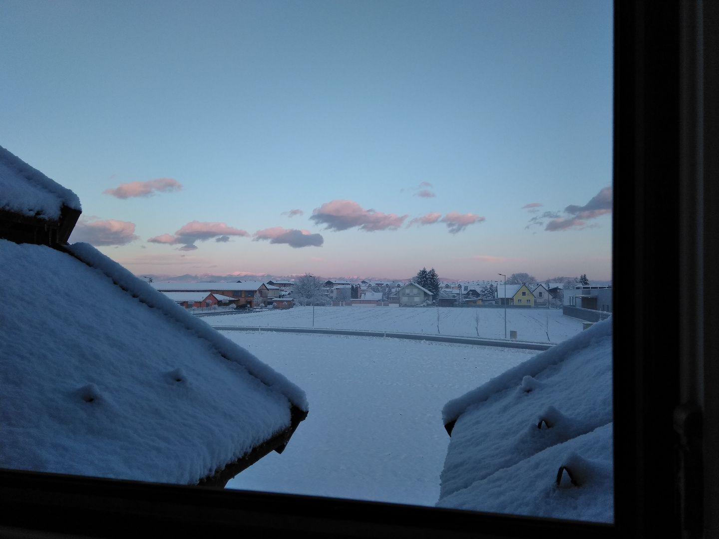 Rosa Wolken nach Schneefall