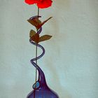 Rose in blauer Vase