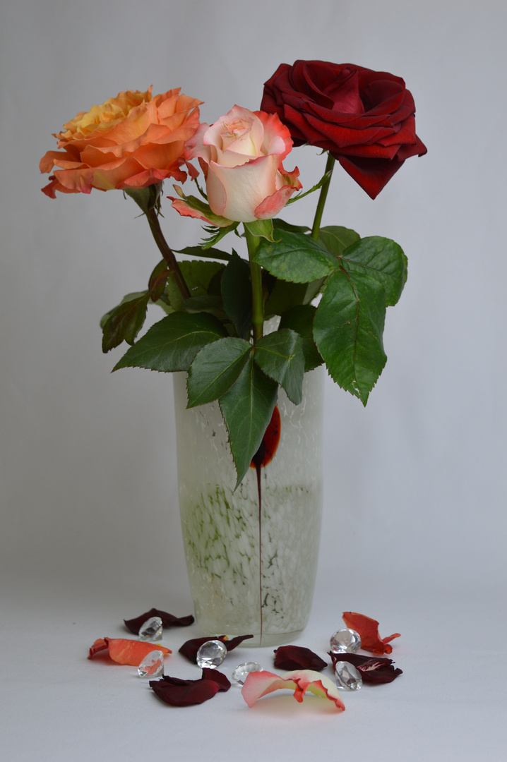 Rose mit Vase und falschen Diamanten