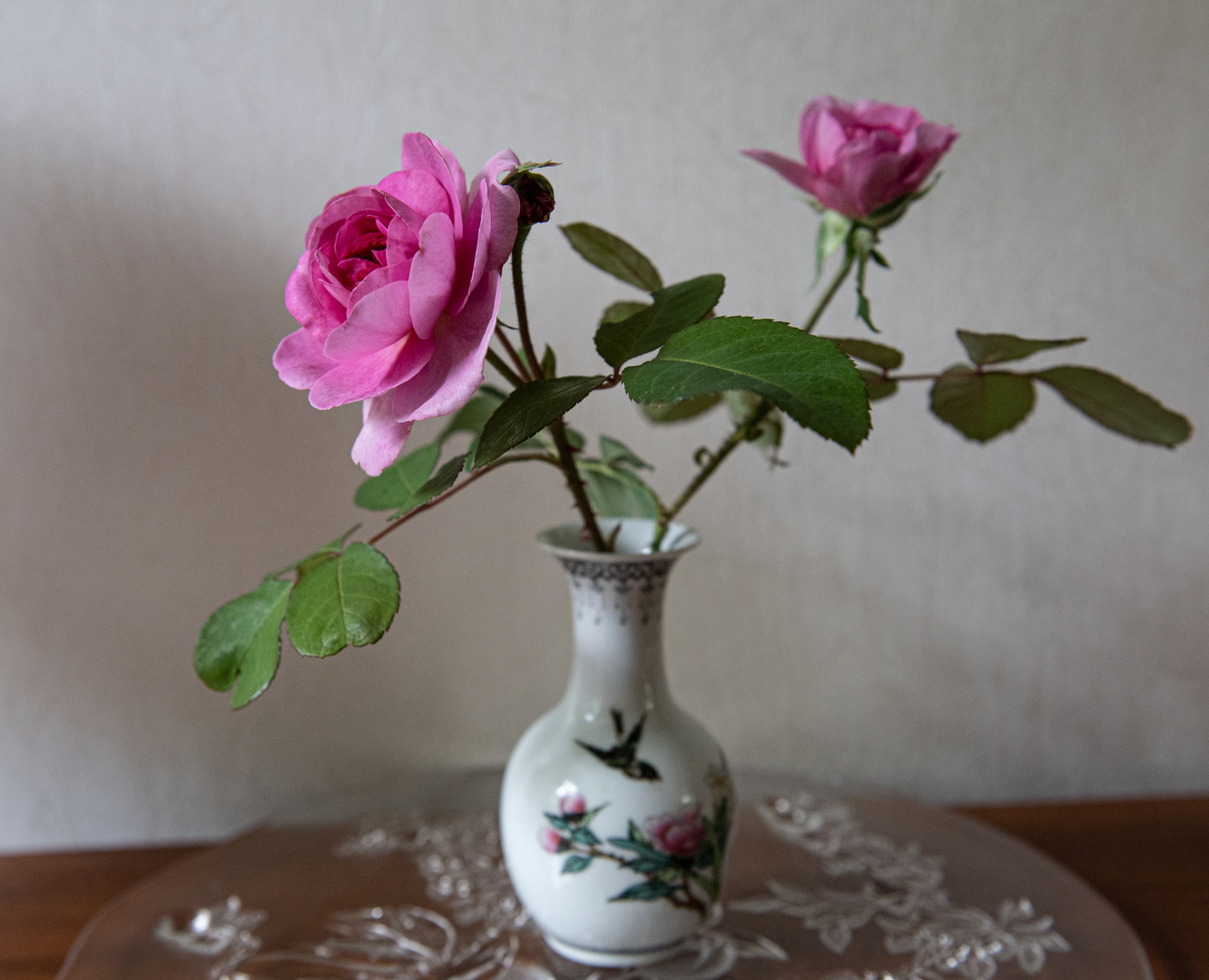 Rosen aus dem Garten in die Vase