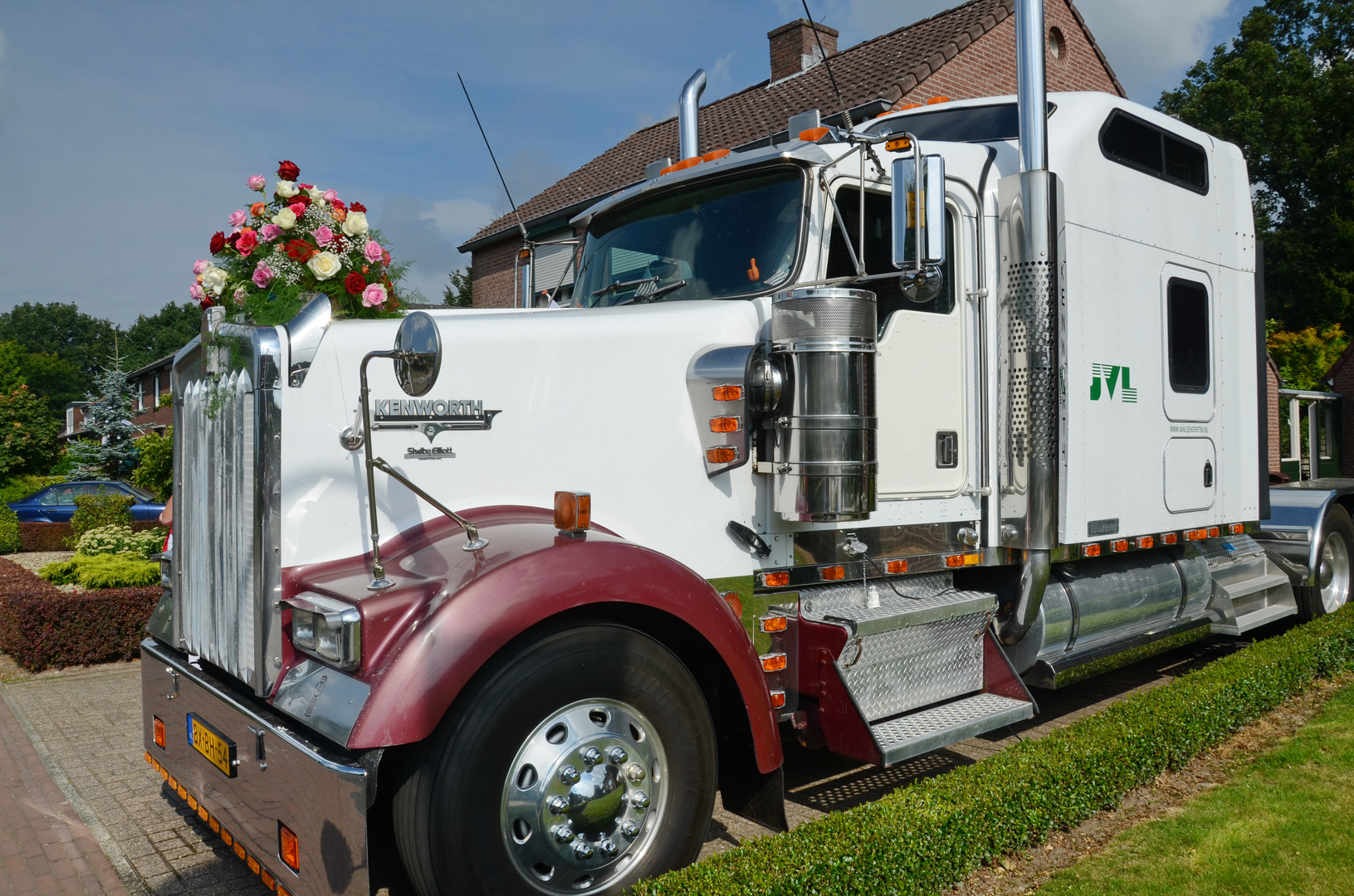 rosen-geschmückter Truck