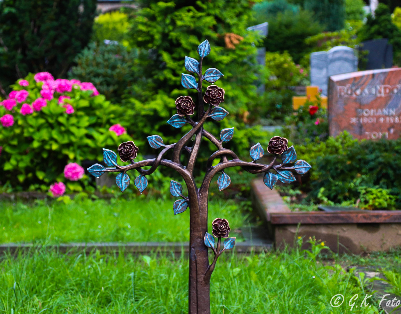 Rosen-Kreuz auf dem Friedhof