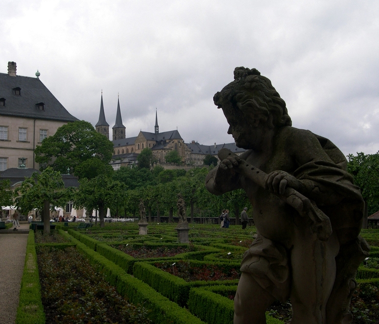 Rosengarten Blick zum Kloster St. Michael
