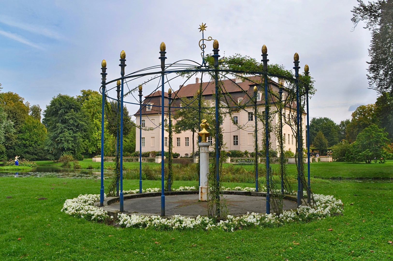 Rosenlaube mit Durchblick    