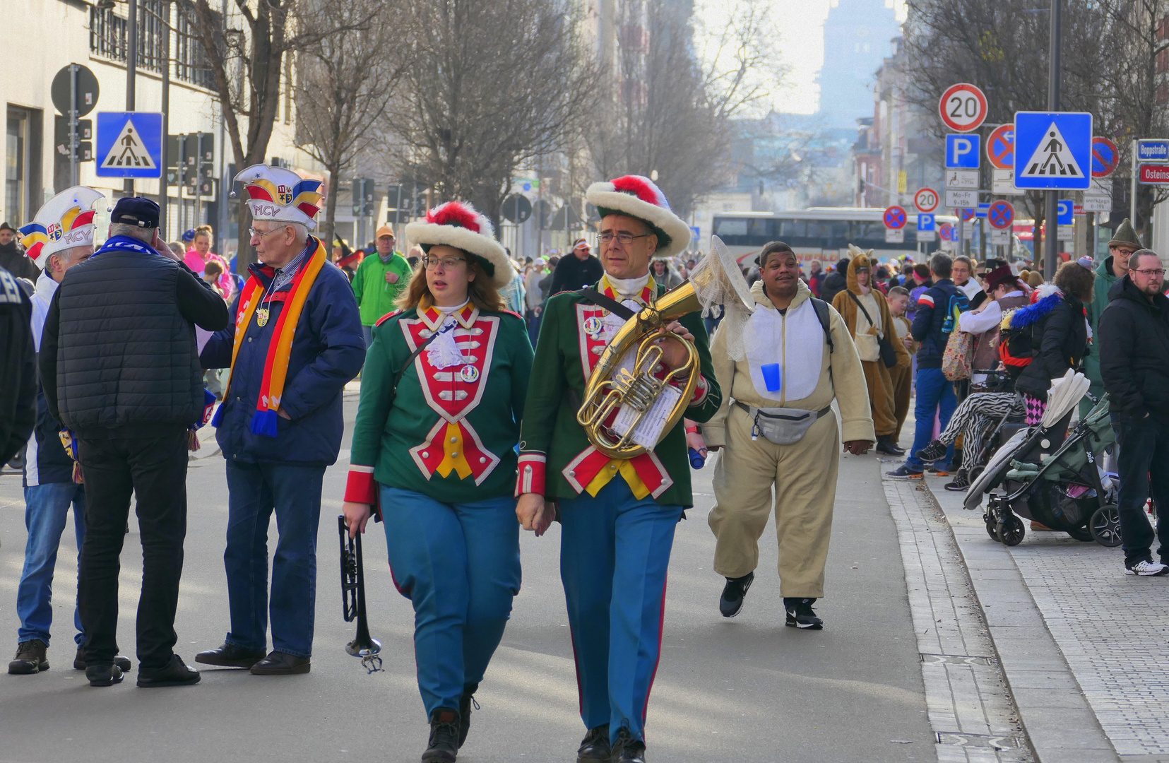 Rosenmontag 2023 in Mainz IV: Meenzer (un annere) Bube un Mädcher 5