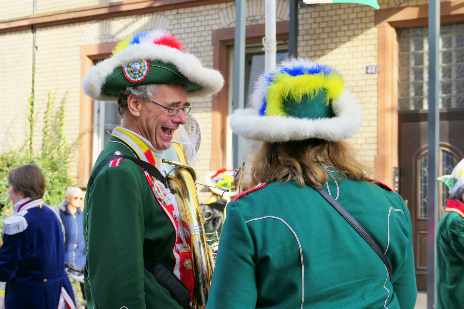 Rosenmontag 2023 in Mainz IV: Meenzer (un annere) Bube un Mädcher 9