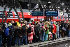 Rosenmontag im Kölner Hauptbahnhof