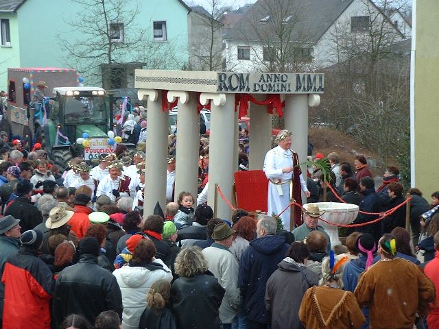 Rosenmontagszug im Dorf