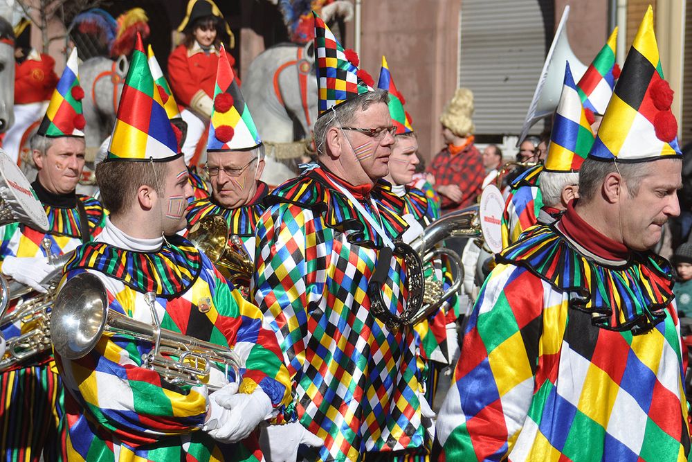 Rosenmontagszug in Mainz 2011 - Fastnacht ist bunt 01