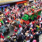 Rosenmontagszug von oben - 1 -