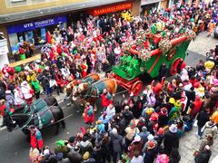 Rosenmontagszug von oben - 1 -