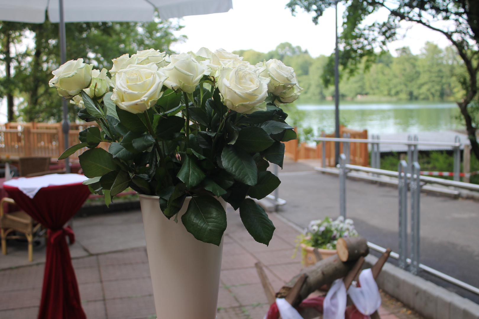 Rosenstrauß auf der Seeterrasse vom Seeschloss am Bötzsee