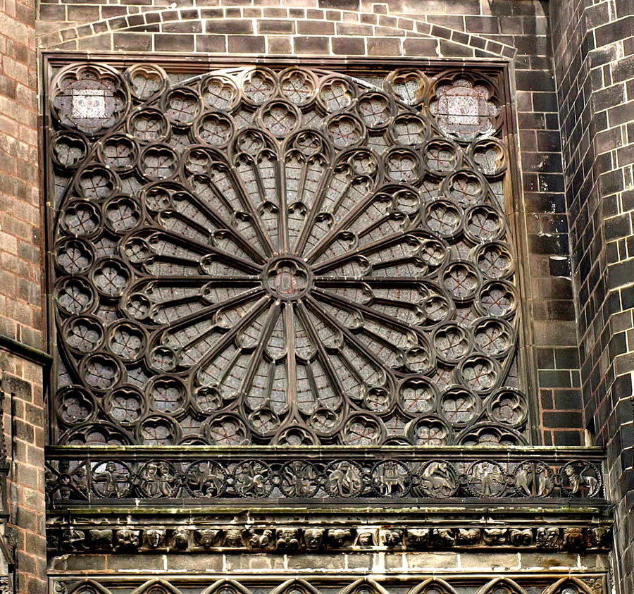 Rosette an der Kathedrale in Clermand-Ferrand/F