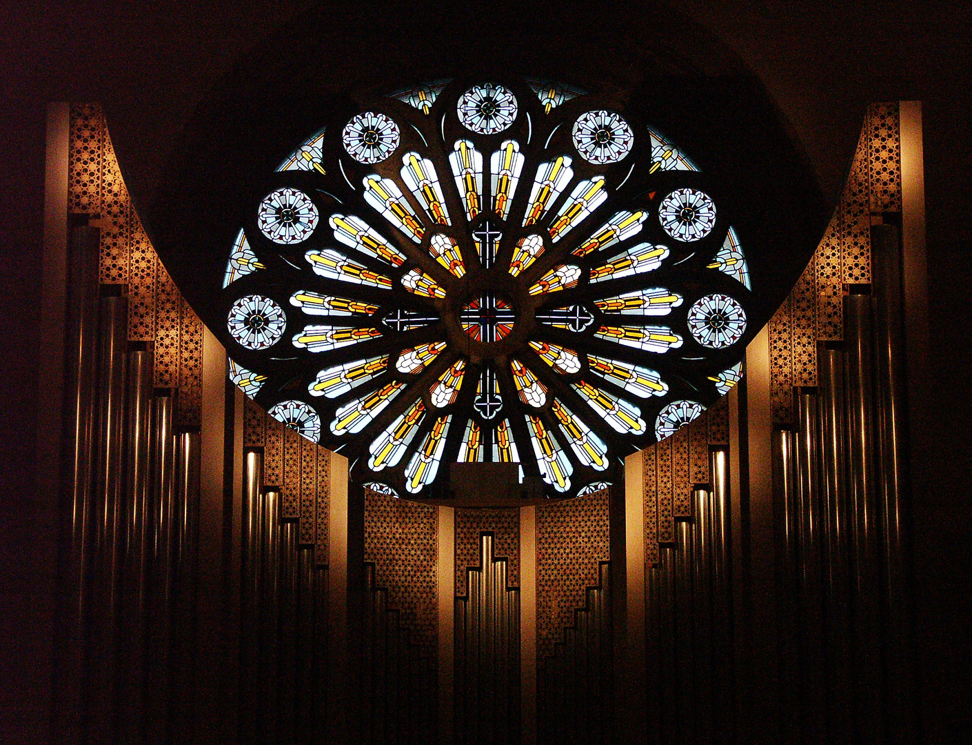 Rosettenfenster und Orgel