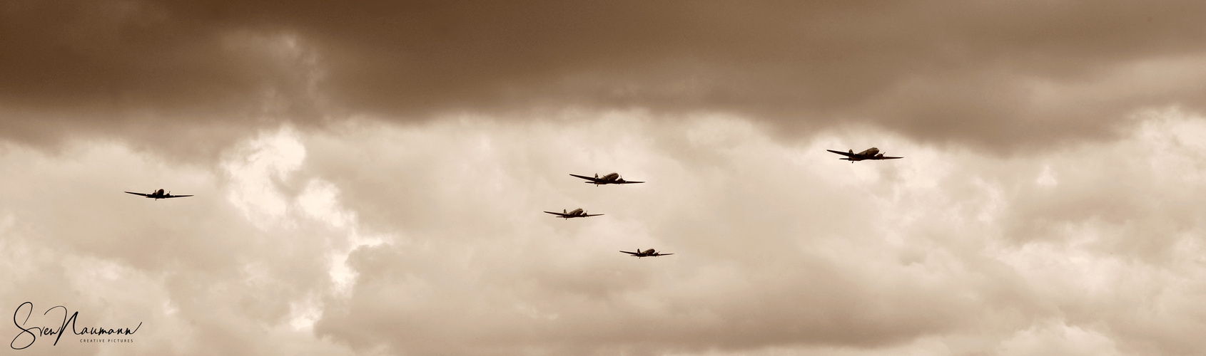 Rosinenbomber Formation @ Wiesbaden Erbenheim Airfield