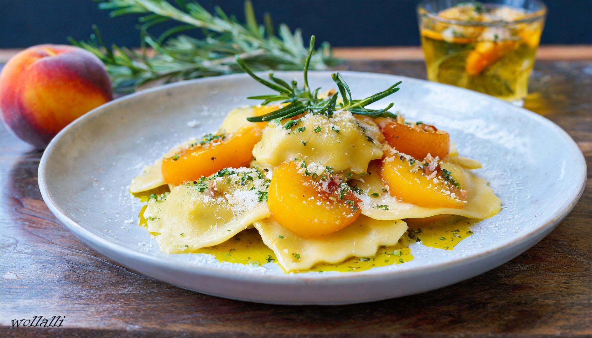 Rosmarin-Ravioli mit gegrilltem Pfirsich, Kräuter-Öl und geschäumter Montellosauce & Port Tonic