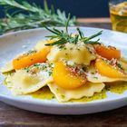 Rosmarin-Ravioli mit gegrilltem Pfirsich, Kräuter-Öl und geschäumter Montellosauce & Port Tonic