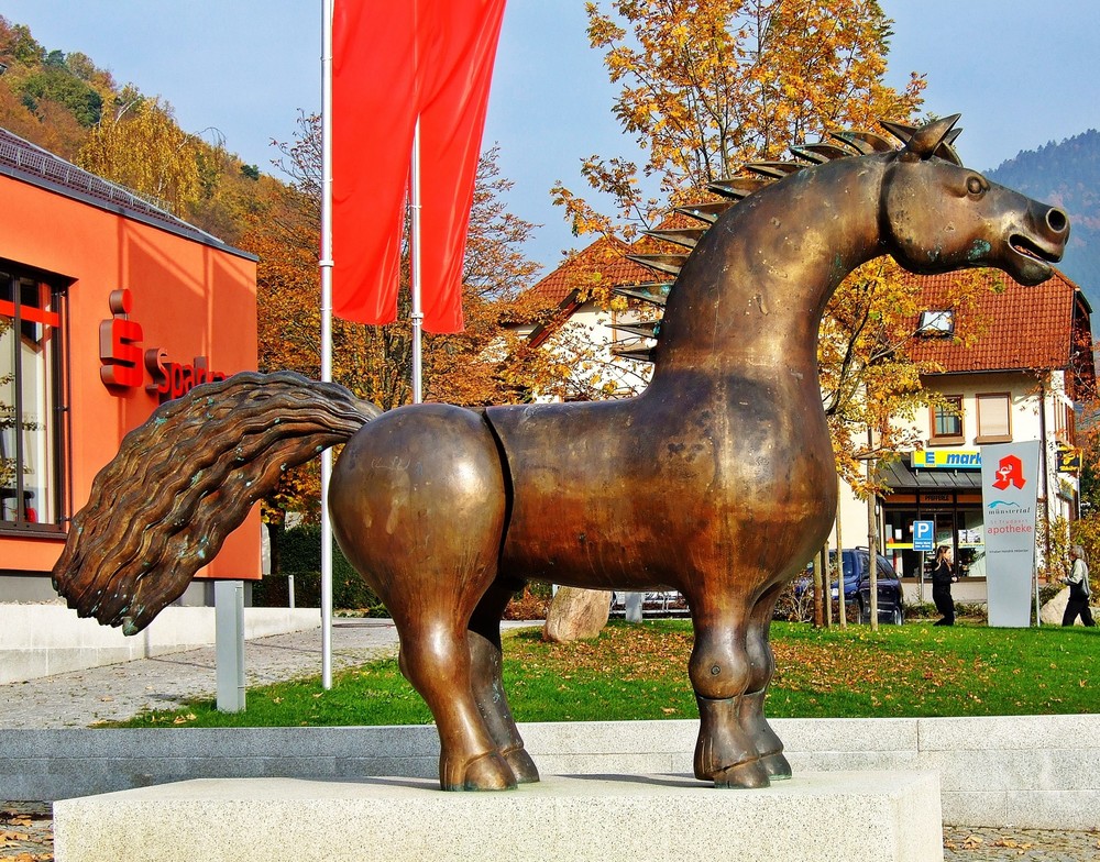 Ross-Skulptur auf dem Rathausplatz in Münstertal Südbaden