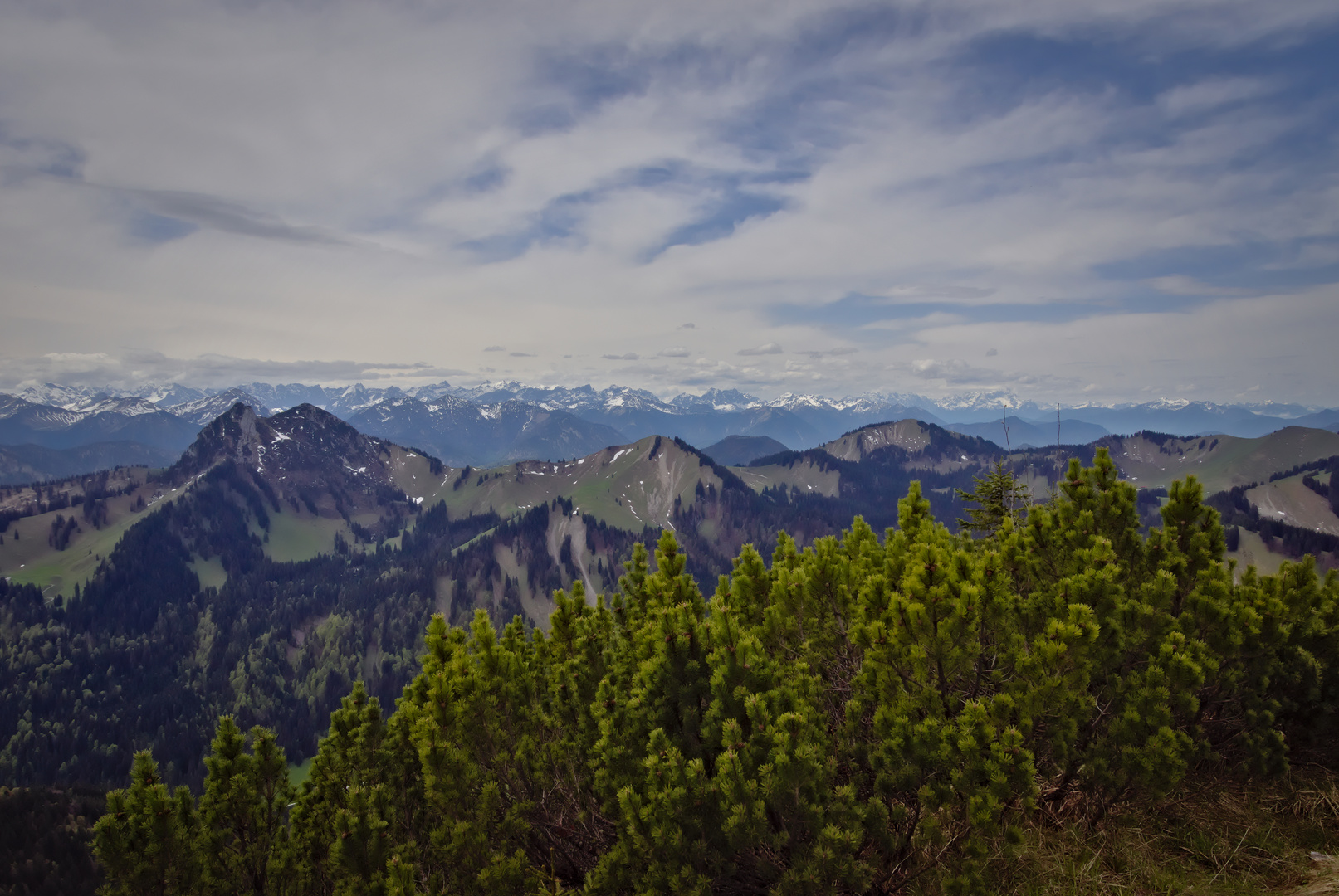 Roß und Buchstein, dahinter noch der Schnee im Hochgebirge