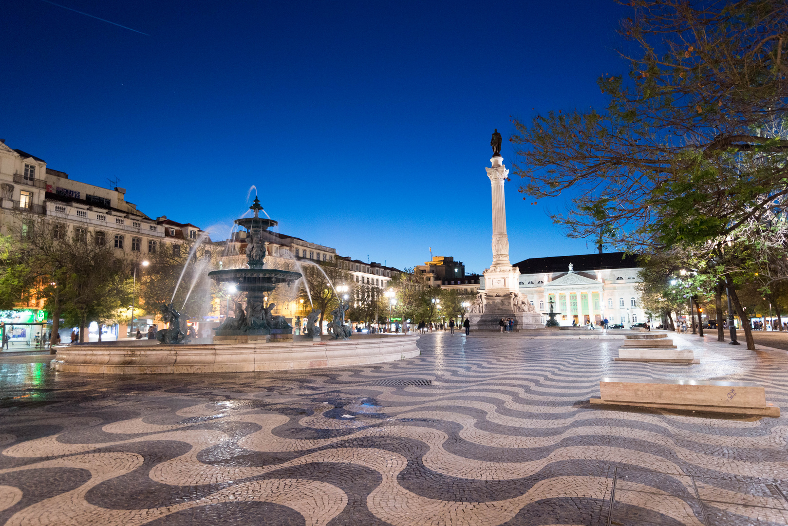 Rossio Platz bei Nacht