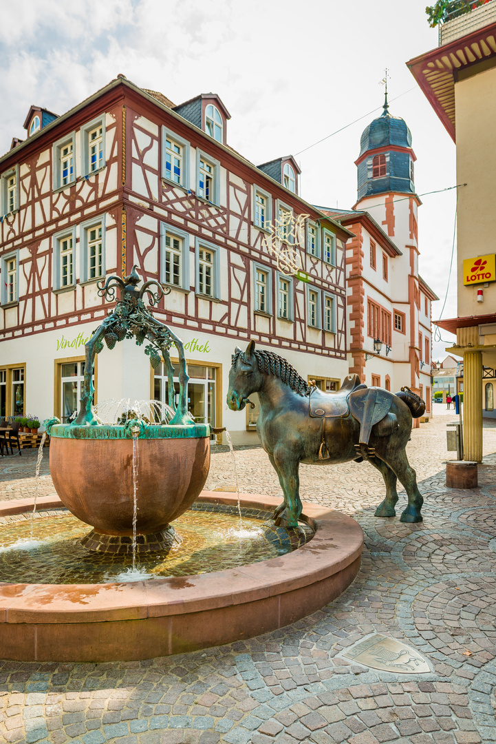 Rossmarktbrunnen  Alzey 03