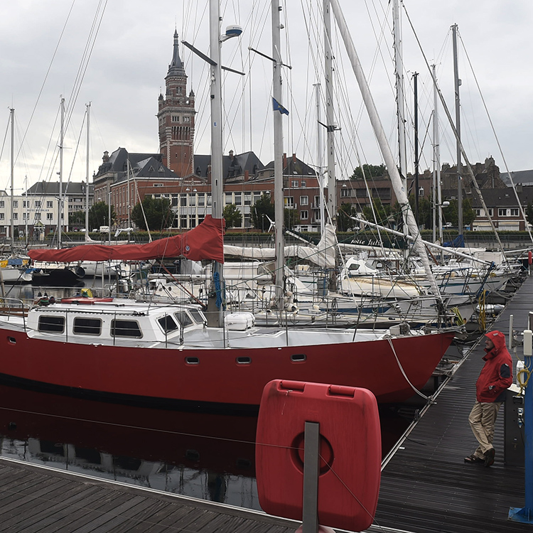 ROSSO IN PORTO  /  LE ROUGE IN PORT