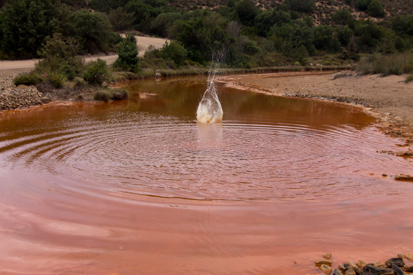 rostfarbenes Wasser