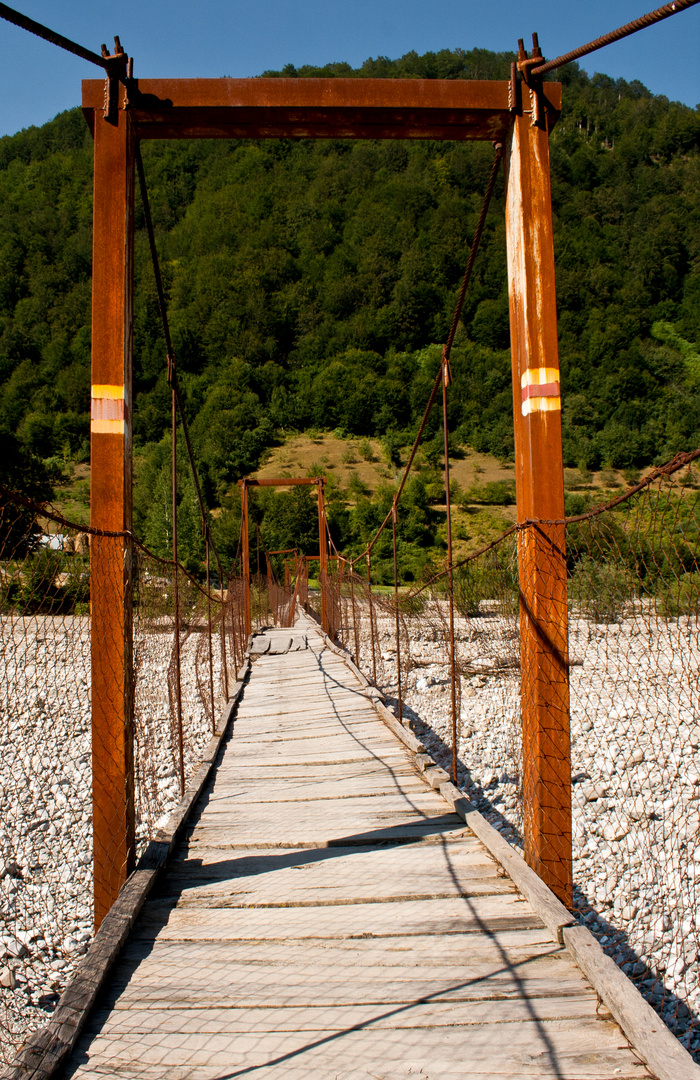 Rostige Hängebrücke in Nordalbanien im Tal von Vermosh