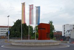 ..rostige Skulptur im Kreisel..