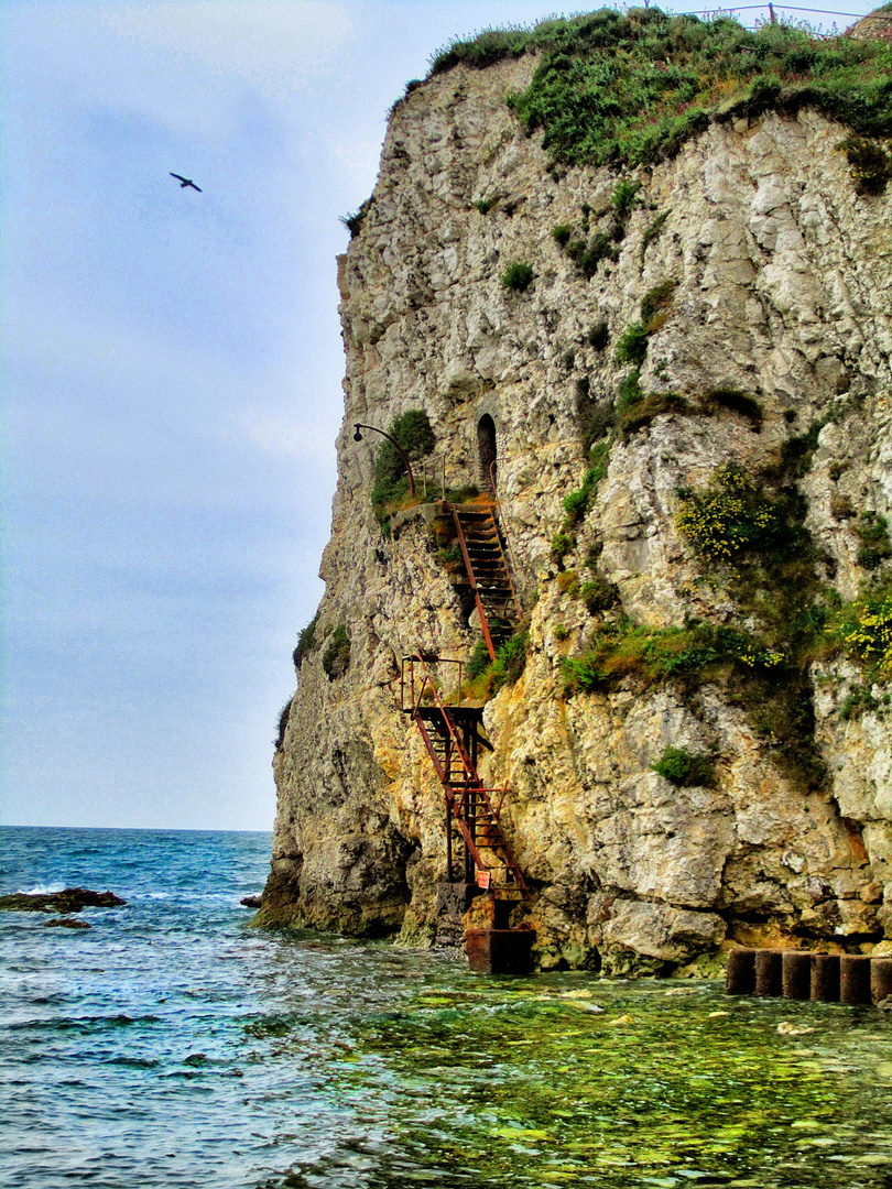 Rostige Treppen an der Steilküste