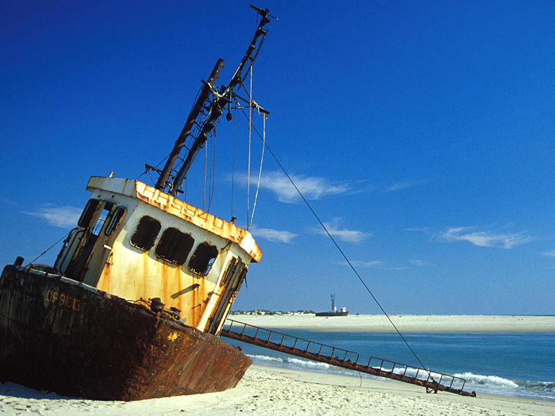 Rostiges Schiff am Strand von Morondava, Madagaskar