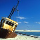 Rostiges Schiff am Strand von Morondava, Madagaskar