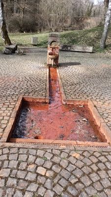 Rostiges Wasser - eisenhaltiges Heilwasser