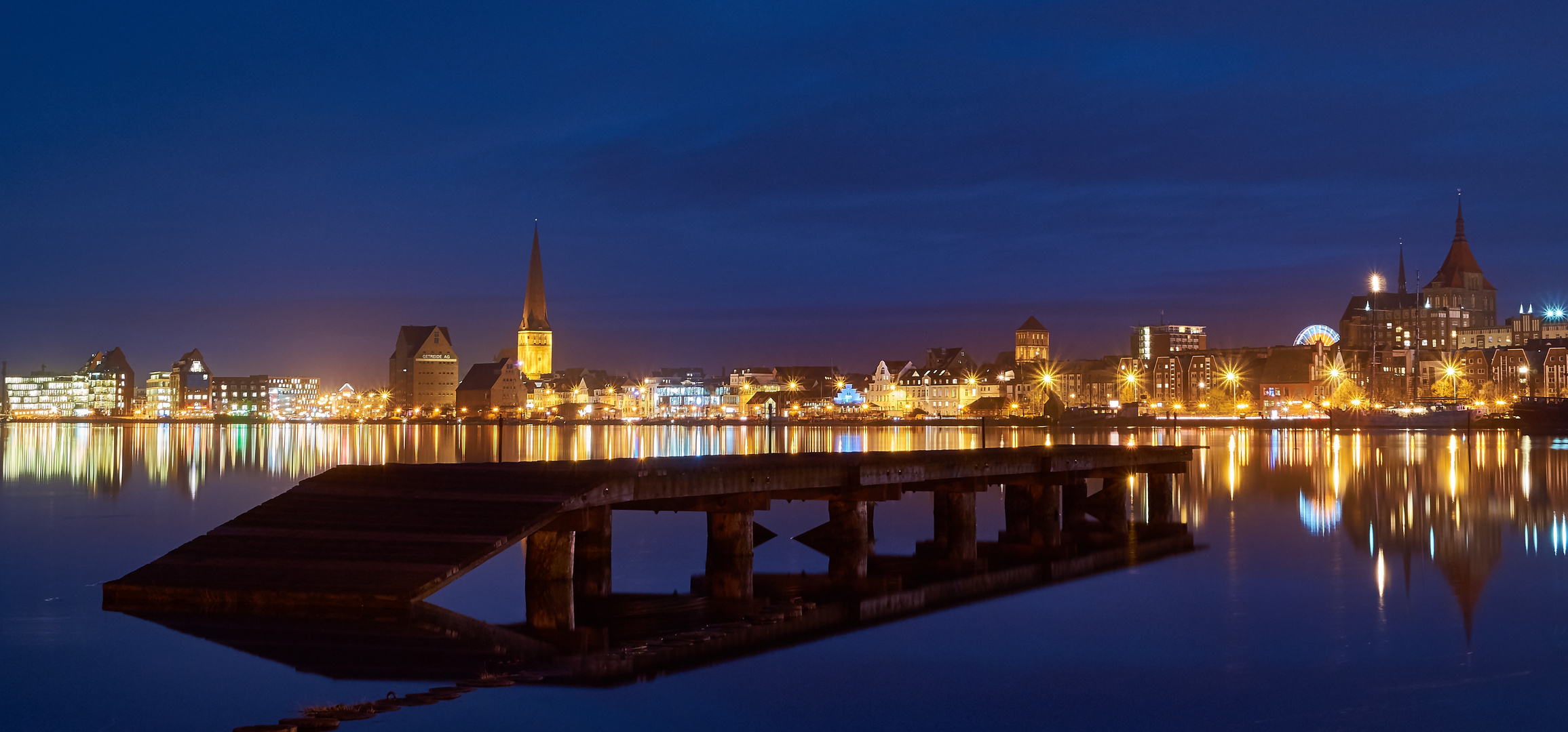 Rostock bei Nacht