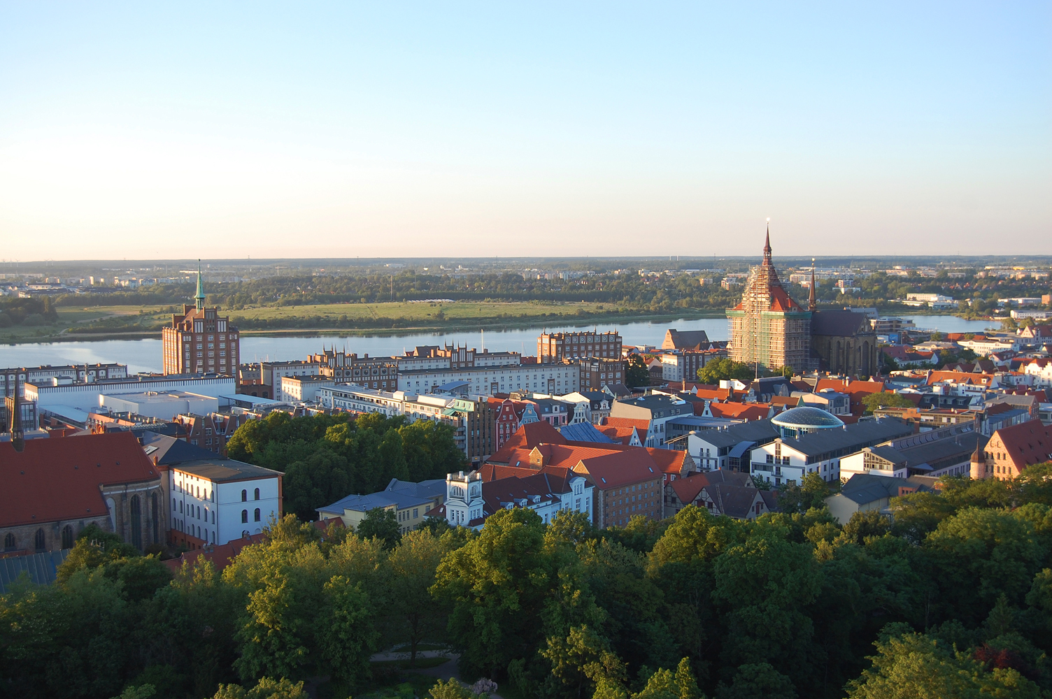 Rostock- Blick auf die Innenstadt und Warnow