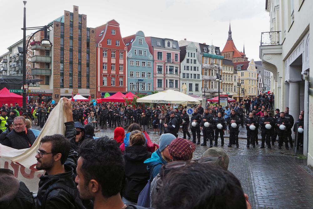 Rostock demonstriert friedlich (14)