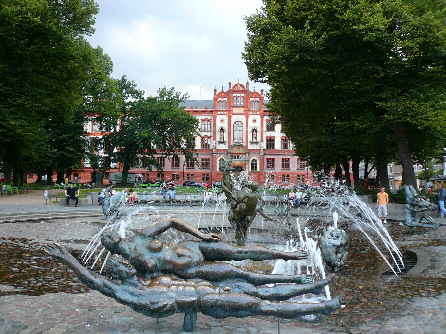 Rostock: Der "Brunnen der Lebensfreude" von Jastram/Dietrich mit Blick auf die Uni