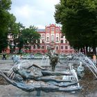 Rostock: Der "Brunnen der Lebensfreude" von Jastram/Dietrich mit Blick auf die Uni